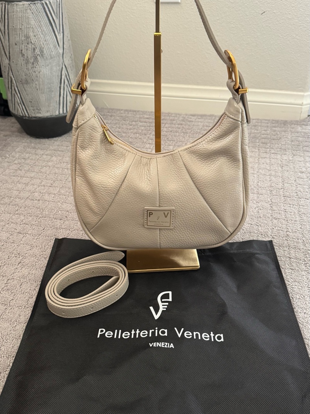 Cream Leather Shoulder Bag with Gold Hardware